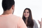 如何修复因出轨怀疑而受损的婚姻？（通过沟通和信任重建彼此间的感情）