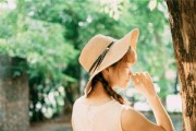 女生为什么会让你在人前保持距离？（揭秘女生暧昧行为背后的真相）