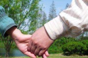 如何自然地牵手女生，避免被拒绝（15个技巧，让你与女生牵手更自然）